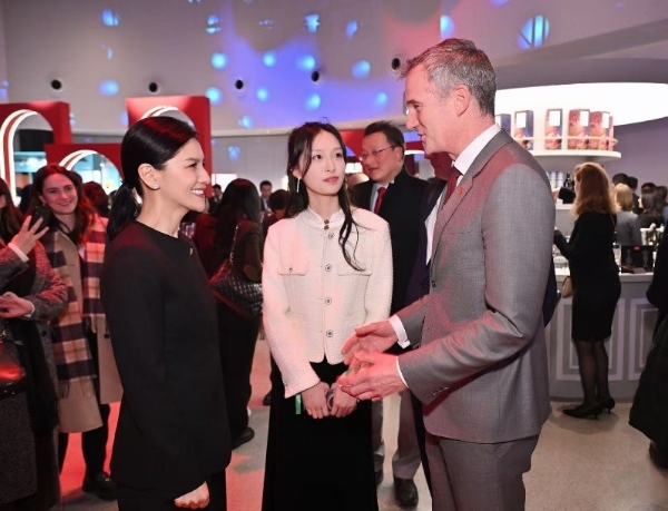 胡可作为演艺界代表受邀出席英国首相访华招待会，助力中英电商合作 