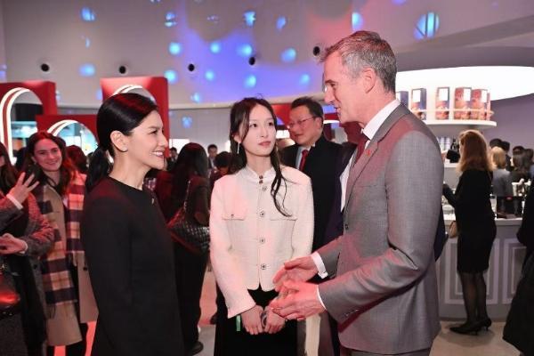 胡可作为演艺界代表受邀出席英国首相访华招待会，助力中英电商合作 