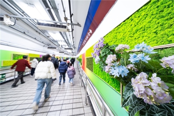 马年新春添新意 北京复兴门地铁化身花艺空间 
