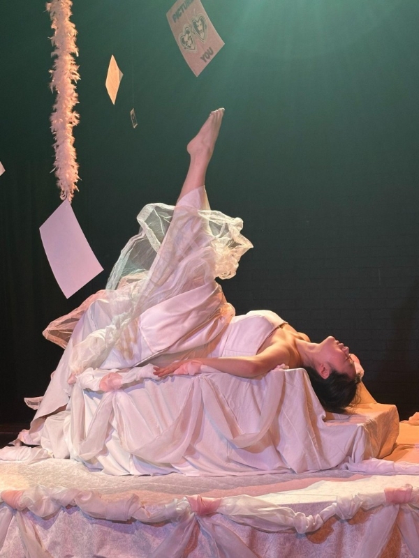 当身体成为叙事主体：王一辛的《白宴》与沉浸式表演的边界探索/沉浸式剧场中的演员实验——专访王一辛与《白宴》 