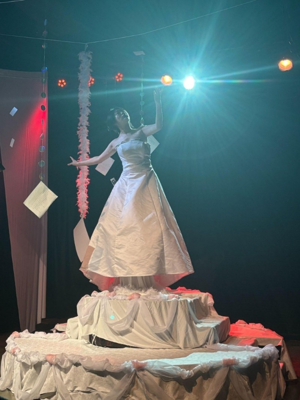 当身体成为叙事主体：王一辛的《白宴》与沉浸式表演的边界探索/沉浸式剧场中的演员实验——专访王一辛与《白宴》 