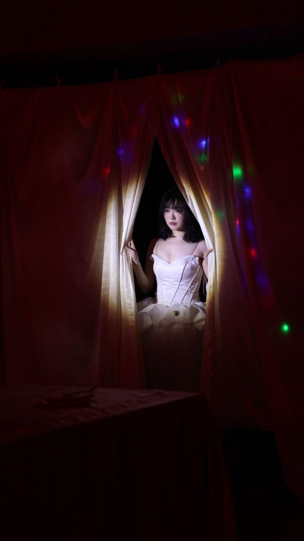 当身体成为叙事主体：王一辛的《白宴》与沉浸式表演的边界探索/沉浸式剧场中的演员实验——专访王一辛与《白宴》 