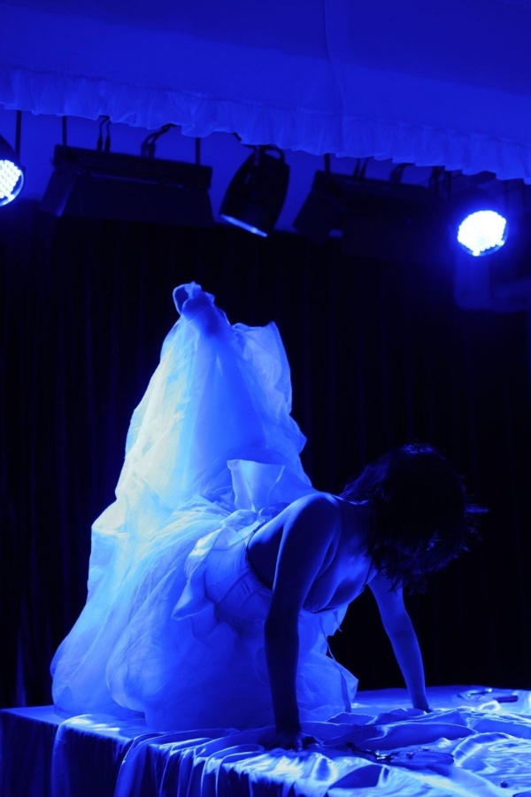 当身体成为叙事主体：王一辛的《白宴》与沉浸式表演的边界探索/沉浸式剧场中的演员实验——专访王一辛与《白宴》 