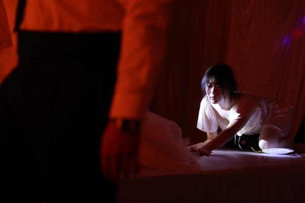 当身体成为叙事主体：王一辛的《白宴》与沉浸式表演的边界探索/沉浸式剧场中的演员实验——专访王一辛与《白宴》 