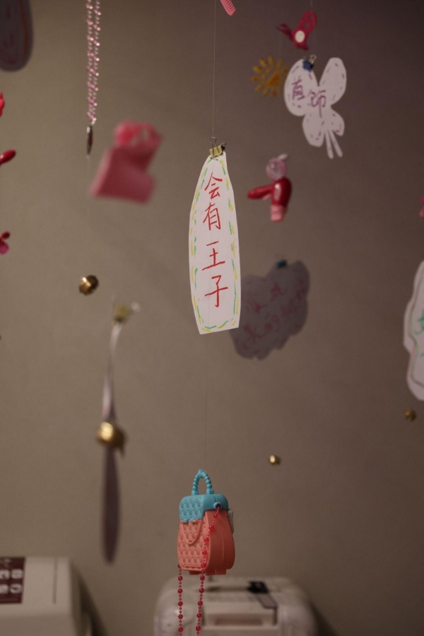 当身体成为叙事主体：王一辛的《白宴》与沉浸式表演的边界探索/沉浸式剧场中的演员实验——专访王一辛与《白宴》 