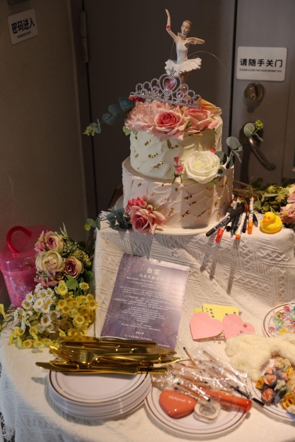 当身体成为叙事主体：王一辛的《白宴》与沉浸式表演的边界探索/沉浸式剧场中的演员实验——专访王一辛与《白宴》 