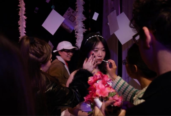 当身体成为叙事主体：王一辛的《白宴》与沉浸式表演的边界探索/沉浸式剧场中的演员实验——专访王一辛与《白宴》 