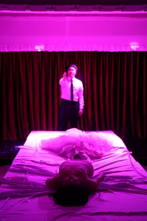 当身体成为叙事主体：王一辛的《白宴》与沉浸式表演的边界探索/沉浸式剧场中的演员实验——专访王一辛与《白宴》 