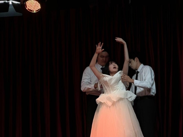 当身体成为叙事主体：王一辛的《白宴》与沉浸式表演的边界探索/沉浸式剧场中的演员实验——专访王一辛与《白宴》 