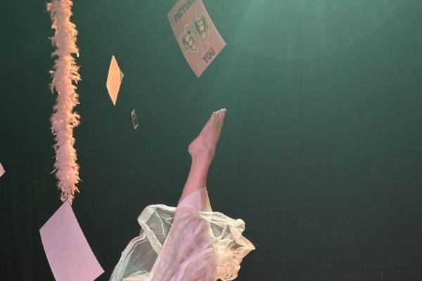 当身体成为叙事主体：王一辛的《白宴》与沉浸式表演的边界探索/沉浸式剧场中的演员实验——专访王一辛与《白宴》 