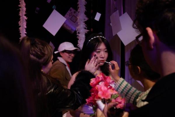 当身体成为叙事主体：王一辛的《白宴》与沉浸式表演的边界探索/沉浸式剧场中的演员实验——专访王一辛与《白宴》 