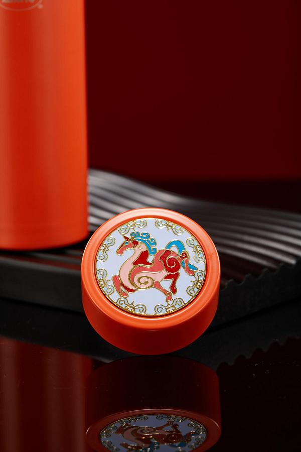 马年氛围浓！申城主题装置焕新亮相，思乐得骏马杯解锁新春仪式感 