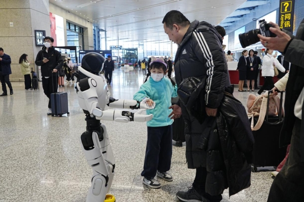 2026年春运首日，东航运输旅客超42万人次 