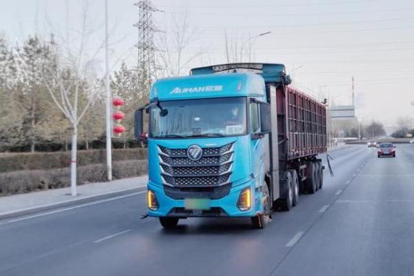 日均3000吨运力拉满！欧曼银河5M纯电重卡助闵总高效贯通煤炭运输线 