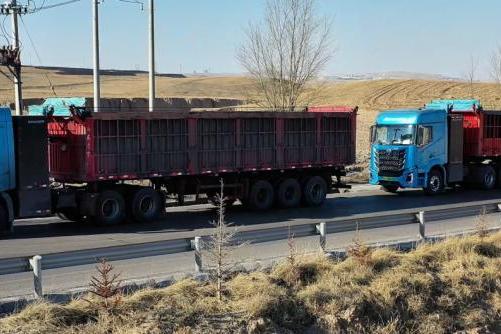 日均3000吨运力拉满！欧曼银河5M纯电重卡助闵总高效贯通煤炭运输线 