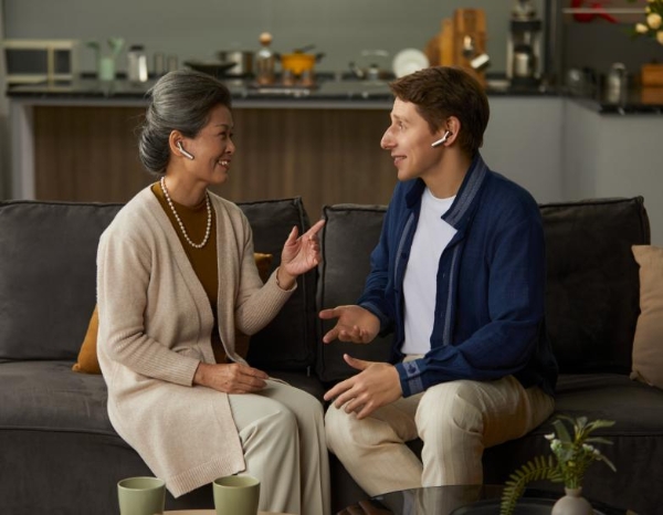 春节跨境团圆无障碍 时空壶W4骨声纹AI耳机守护跨国亲情 