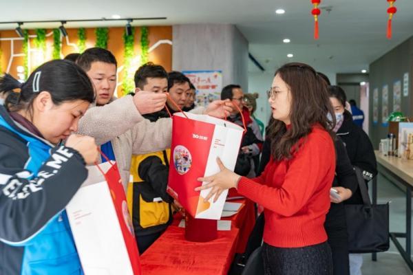 致敬春节坚守者！苏果超市千家门店为骑手提供免费暖心餐食 