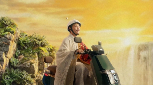 马年微电影《银河系卖马指南》引热议，爱玛联手张兴朝、李嘉诚快乐卖马 