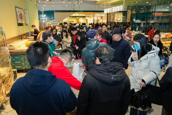 开业首日近3万人涌入，京东七鲜超市上海浦东新店澳洲牛肉、三文鱼引市民抢购 