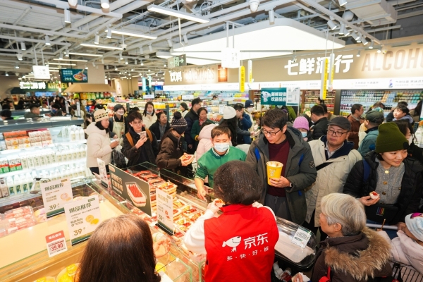 开业首日近3万人涌入，京东七鲜超市上海浦东新店澳洲牛肉、三文鱼引市民抢购 