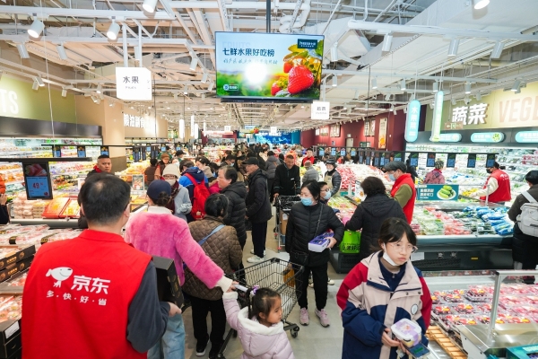 开业首日近3万人涌入，京东七鲜超市上海浦东新店澳洲牛肉、三文鱼引市民抢购 
