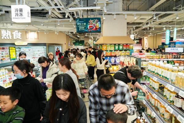 开业首日近3万人涌入，京东七鲜超市上海浦东新店澳洲牛肉、三文鱼引市民抢购 