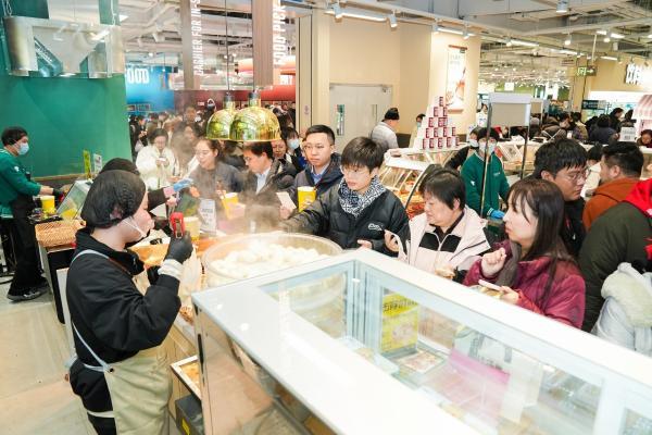开业首日近3万人涌入，京东七鲜超市上海浦东新店澳洲牛肉、三文鱼引市民抢购 