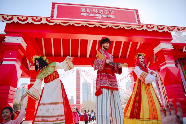 逾五十万民众参与“莫斯科送冬节”感受莫斯科文化与美食 