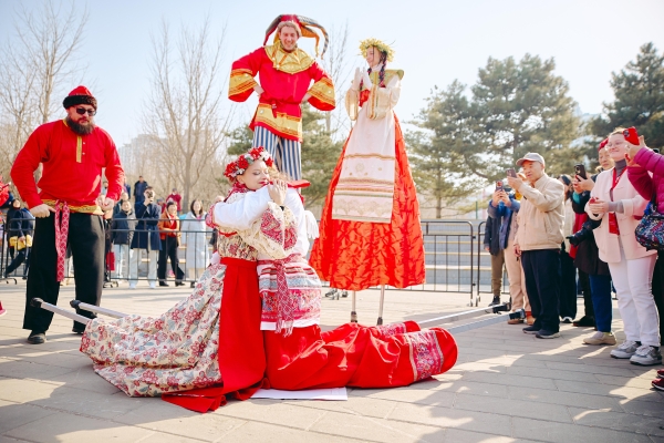 逾五十万民众参与“莫斯科送冬节”感受莫斯科文化与美食 