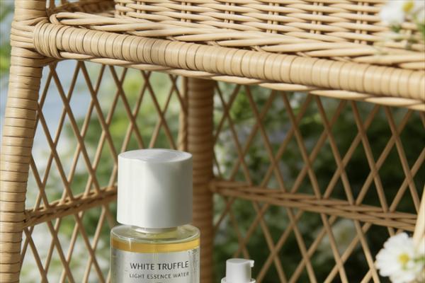 柏卡姿三重植护体系，以自然植萃赋活，让肌肤回归本真状态 