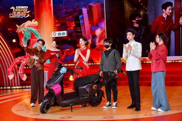 春晚同款，门店热销：雅迪的“马年旺运”还在继续 