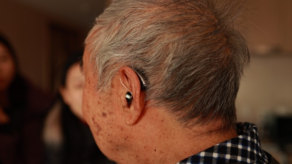 央视主持人张越专访挚听听友王蓓 共谈听力改善后父亲有质量的养老生活 