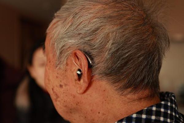 央视主持人张越专访挚听听友王蓓 共谈听力改善后父亲有质量的养老生活 