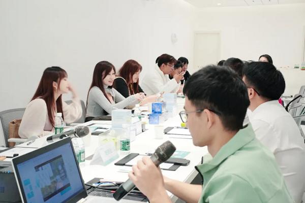 海外游学！广州国际美妆周游学团亲临萝薇智慧工厂，沉浸式溯源“中国智造” 