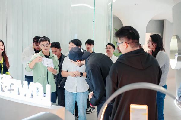 海外游学！广州国际美妆周游学团亲临萝薇智慧工厂，沉浸式溯源“中国智造” 