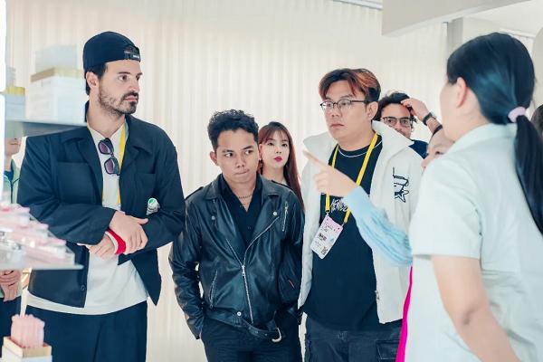 海外游学！广州国际美妆周游学团亲临萝薇智慧工厂，沉浸式溯源“中国智造” 