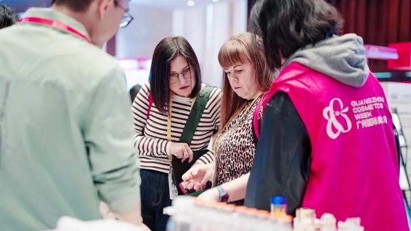 海外游学！广州国际美妆周游学团亲临萝薇智慧工厂，沉浸式溯源“中国智造” 