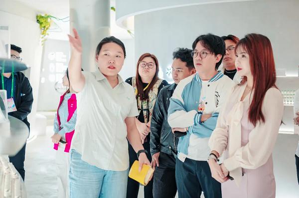 海外游学！广州国际美妆周游学团亲临萝薇智慧工厂，沉浸式溯源“中国智造” 