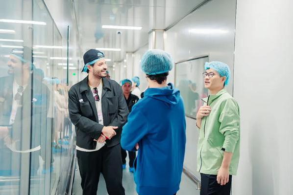 海外游学！广州国际美妆周游学团亲临萝薇智慧工厂，沉浸式溯源“中国智造” 