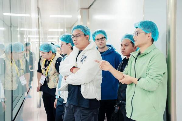 海外游学！广州国际美妆周游学团亲临萝薇智慧工厂，沉浸式溯源“中国智造” 