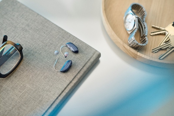 AI人机协同 双芯智能丨瑞声达至境·臻语（ReSound Vivia）系列助听器震撼上市 