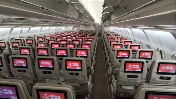 万米高空话百家姓 东航特色航班云端贺岁迎团圆
