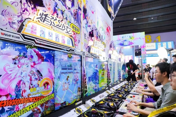 华立科技全新卡片类游艺设备《炸弹少女》正式运营，开启“科技+IP”新体验！ 