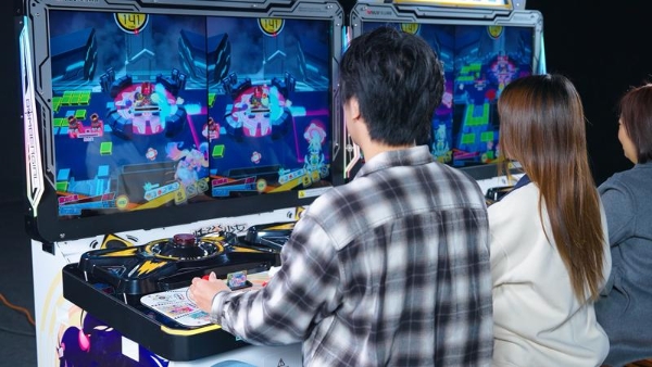 华立科技全新卡片类游艺设备《炸弹少女》正式运营，开启“科技+IP”新体验！ 