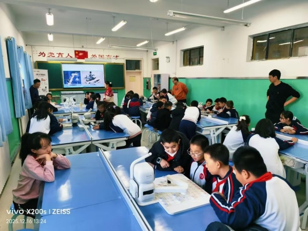 落地数十所学校，元萝卜“AI进校园”为校园素质教育注入科技活力 