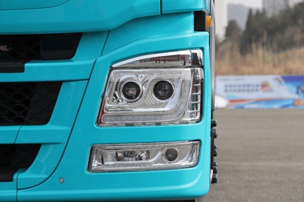 600度大电量，693匹大马力，专为资源类运输打造的东风天龙KL纯电牵引车实拍 