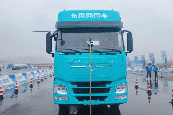 600度大电量，693匹大马力，专为资源类运输打造的东风天龙KL纯电牵引车实拍 