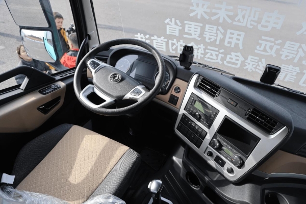 600度大电量，693匹大马力，专为资源类运输打造的东风天龙KL纯电牵引车实拍 