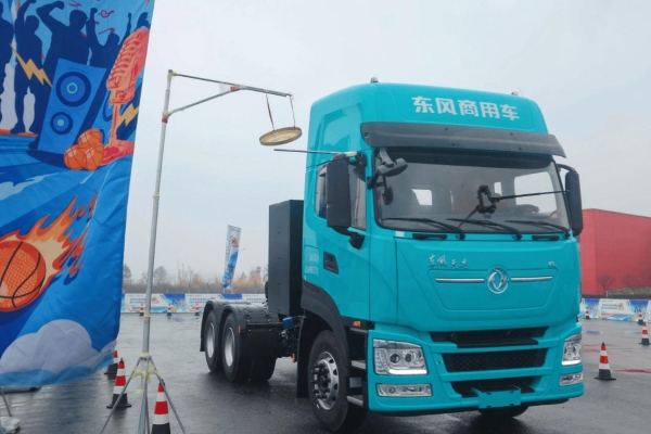 600度大电量，693匹大马力，专为资源类运输打造的东风天龙KL纯电牵引车实拍 