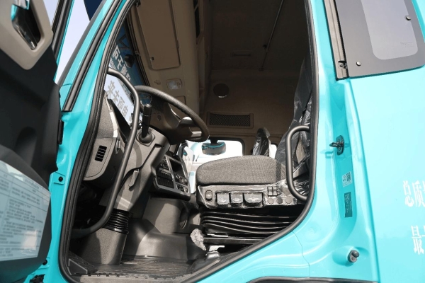 600度大电量，693匹大马力，专为资源类运输打造的东风天龙KL纯电牵引车实拍 